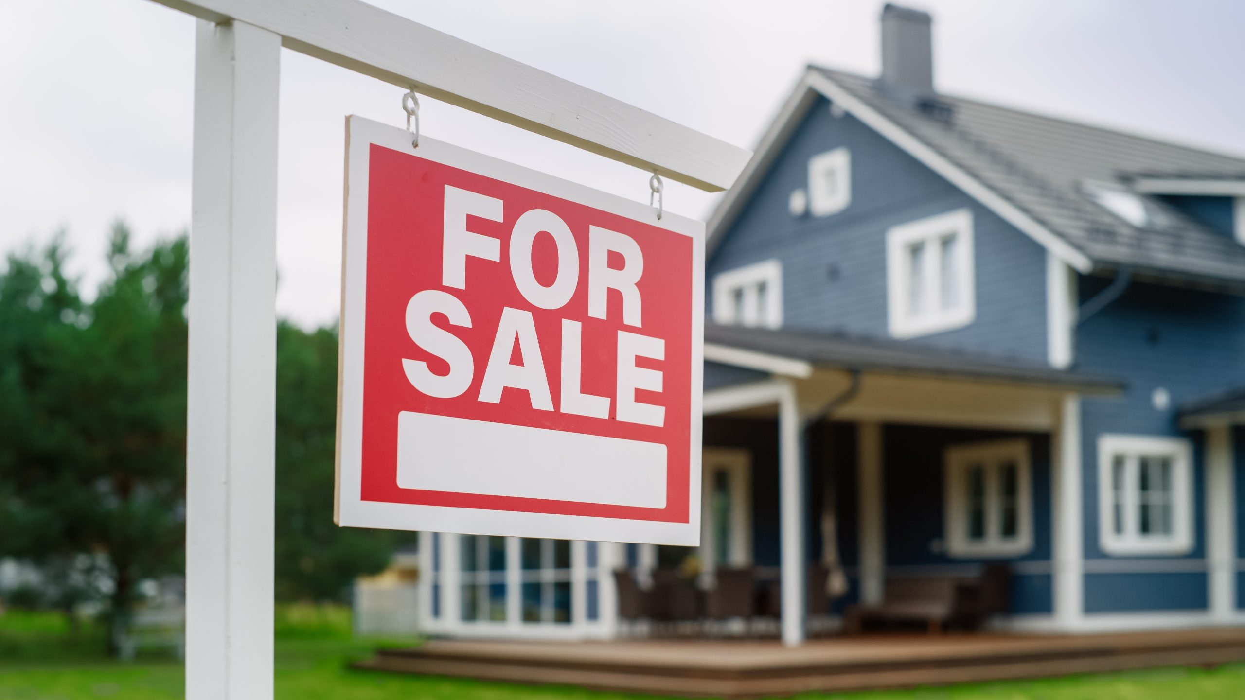 Close,Up,Of,A,Red,Real,Estate,Property,For,Sale